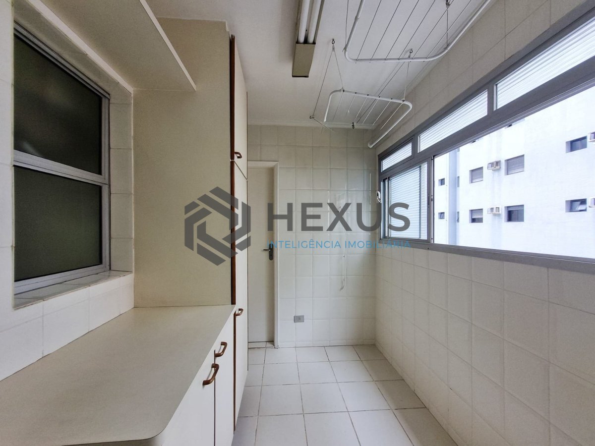 Foto 24 de Apartamento com varanda e vista mar a duas quadras da Praia das Pitangueiras, Guaruja