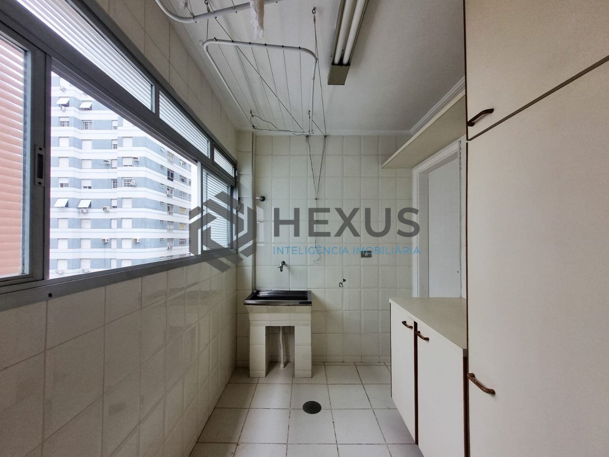 Foto 27 de Apartamento com varanda e vista mar a duas quadras da Praia das Pitangueiras, Guaruja