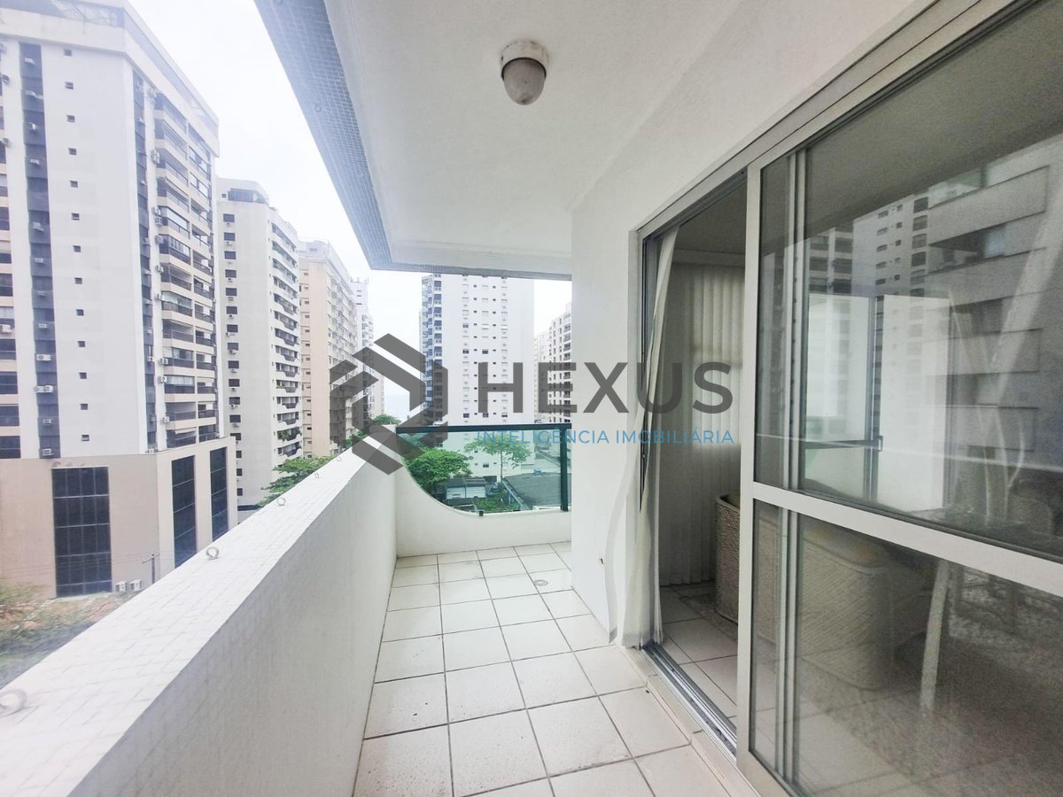 Foto 7 de Apartamento com varanda e vista mar a duas quadras da Praia das Pitangueiras, Guaruja