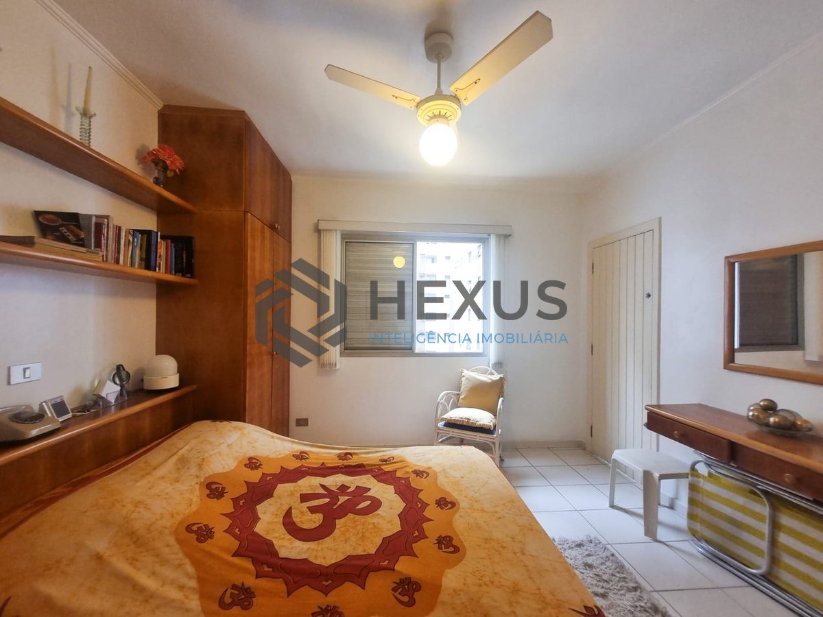 Foto 9 de Apartamento com varanda e vista mar a duas quadras da Praia das Pitangueiras, Guaruja