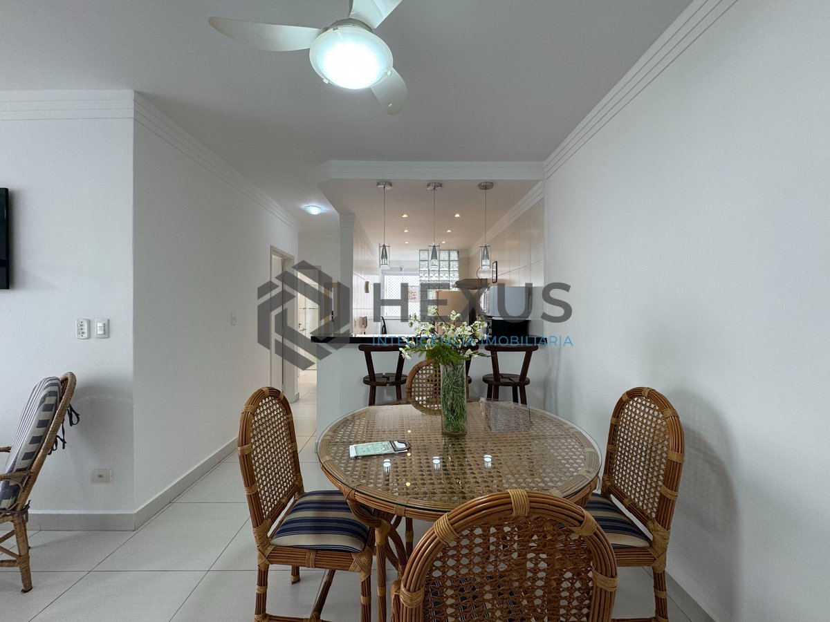 Foto 3 de Apartamento reformado com varanda, vista mar e despesas baixas na Praia das Pitangueiras, Guaruja