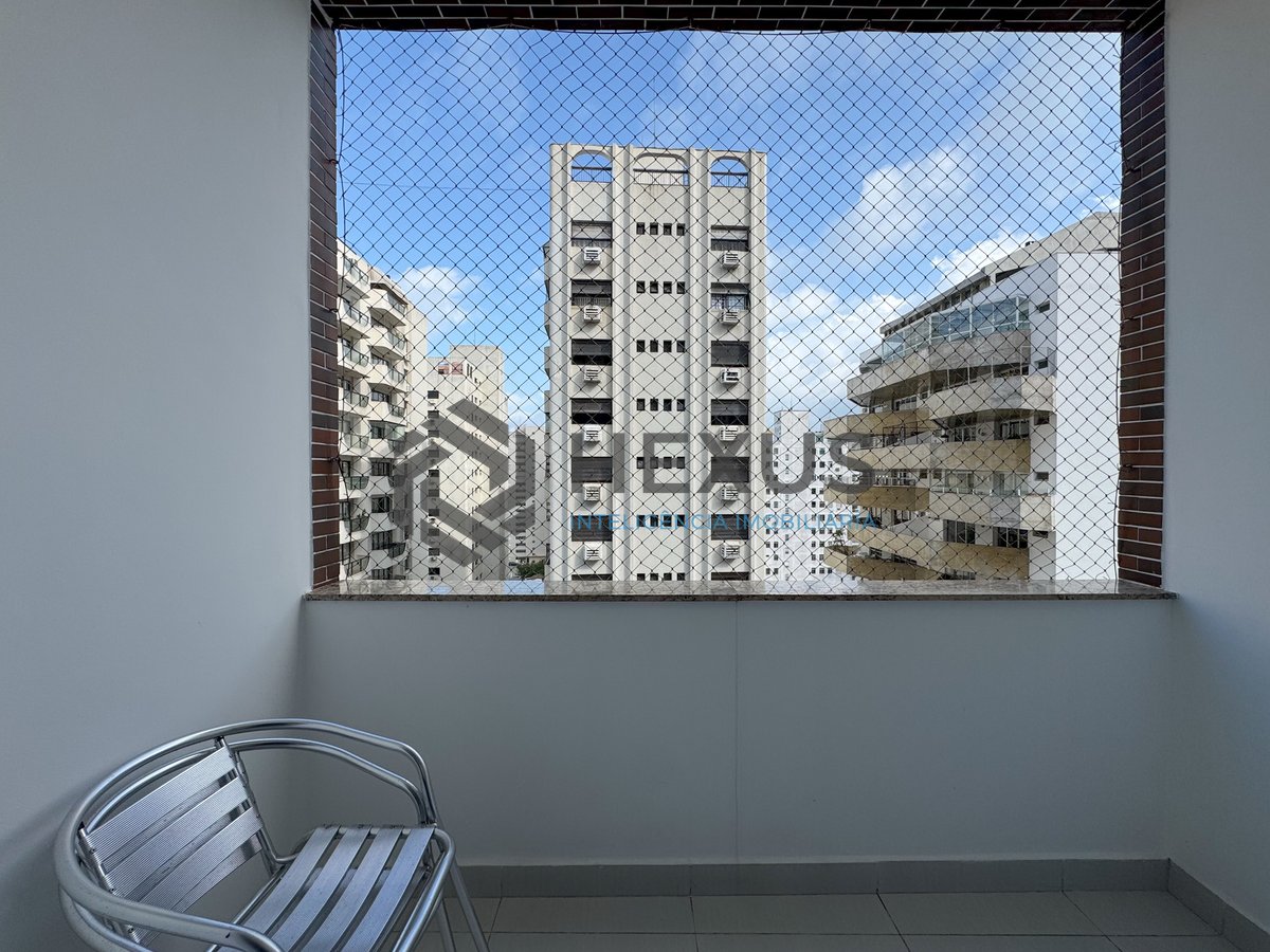 Foto 5 de Apartamento reformado com varanda, vista mar e despesas baixas na Praia das Pitangueiras, Guaruja