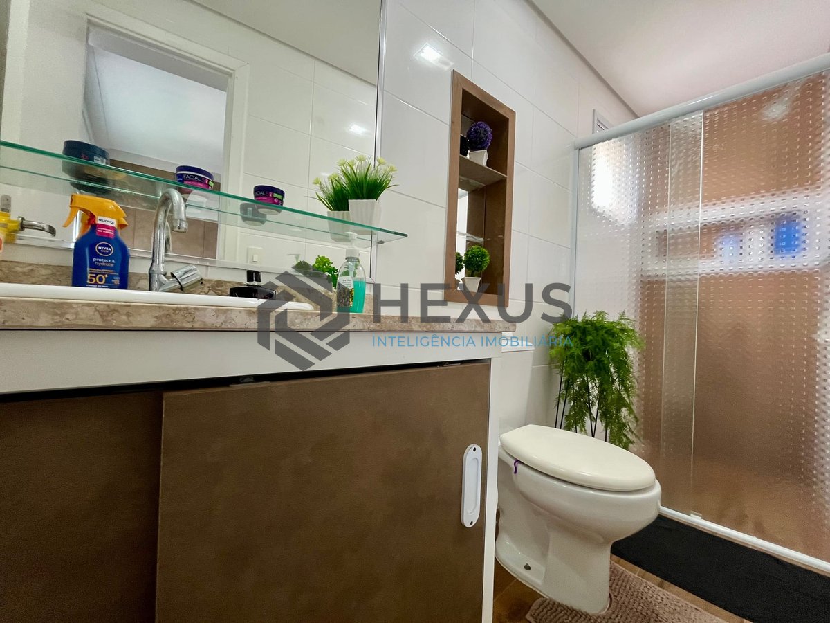 Foto 12 de Apartamento reformado com varanda gourmet e lazer completo a uma quadra da Praia das Pitangueiras, Guaruja