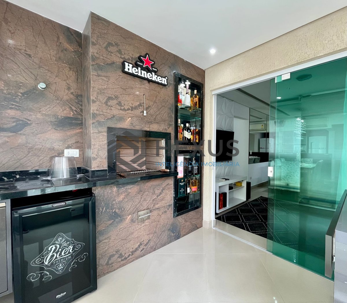 Foto 5 de Apartamento reformado com varanda gourmet e lazer completo a uma quadra da Praia das Pitangueiras, Guaruja