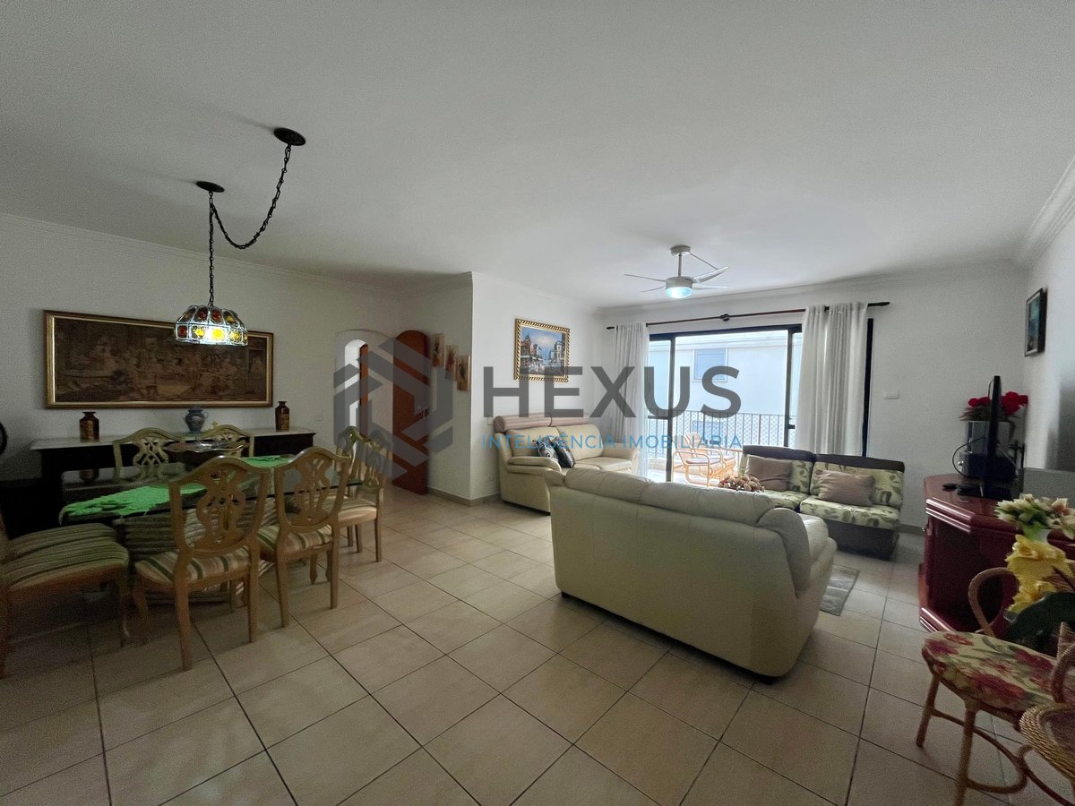 Foto 2 de Apartamento com varanda, vista mar e lazer a uma quadra da Praia das Pitangueiras, Guaruja