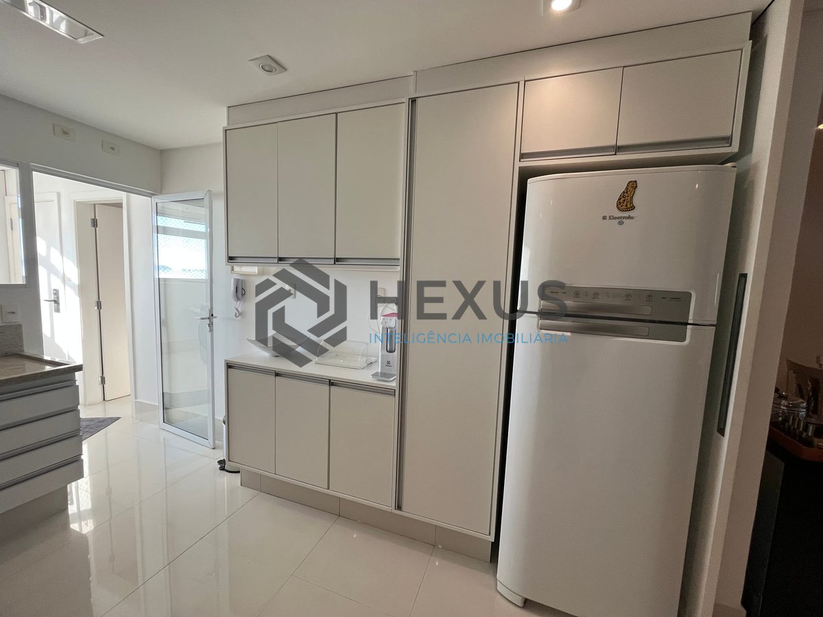 Foto 17 de Apartamento frente mar reformado com varanda na Praia das Pitangueiras, Guaruja
