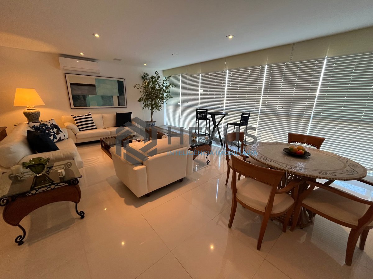 Foto 20 de Apartamento frente mar reformado com varanda na Praia das Pitangueiras, Guaruja