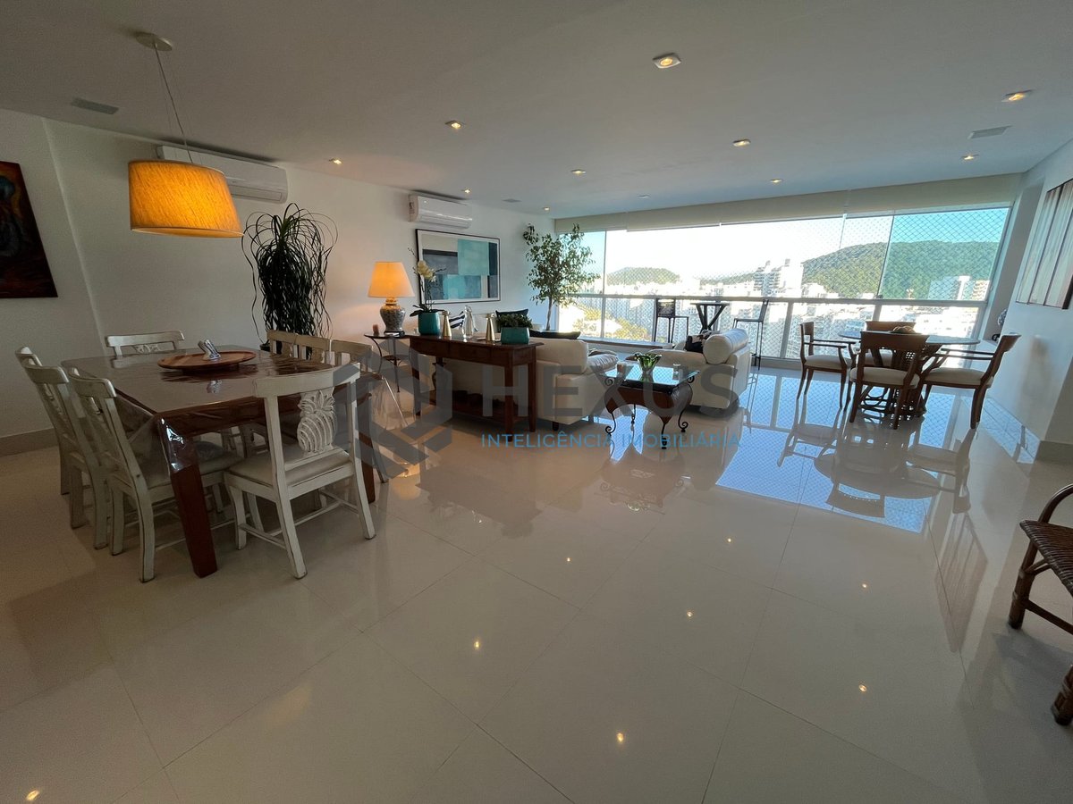 Foto 3 de Apartamento frente mar reformado com varanda na Praia das Pitangueiras, Guaruja