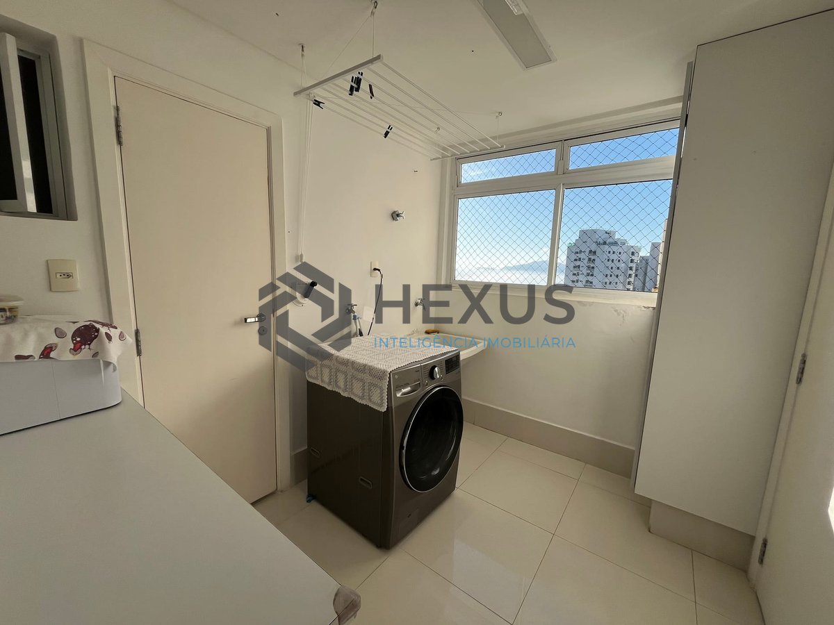 Foto 21 de Apartamento frente mar reformado com varanda na Praia das Pitangueiras, Guaruja