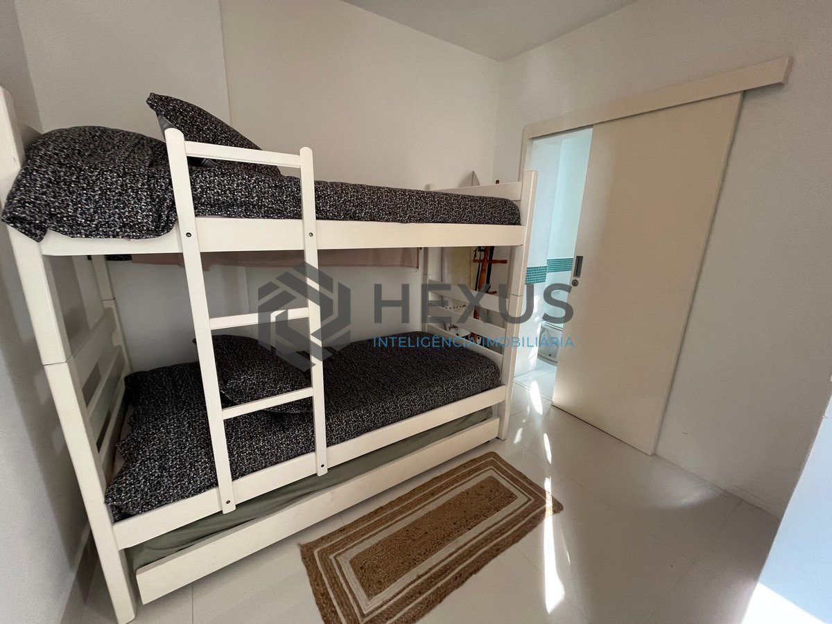 Foto 22 de Apartamento frente mar reformado com varanda na Praia das Pitangueiras, Guaruja