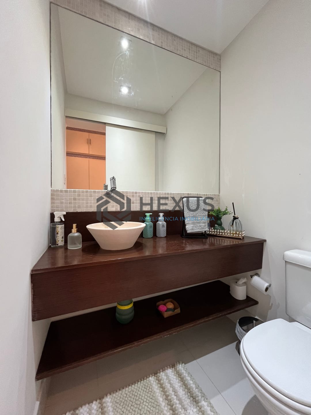 Foto 30 de Apartamento frente mar reformado com varanda na Praia das Pitangueiras, Guaruja