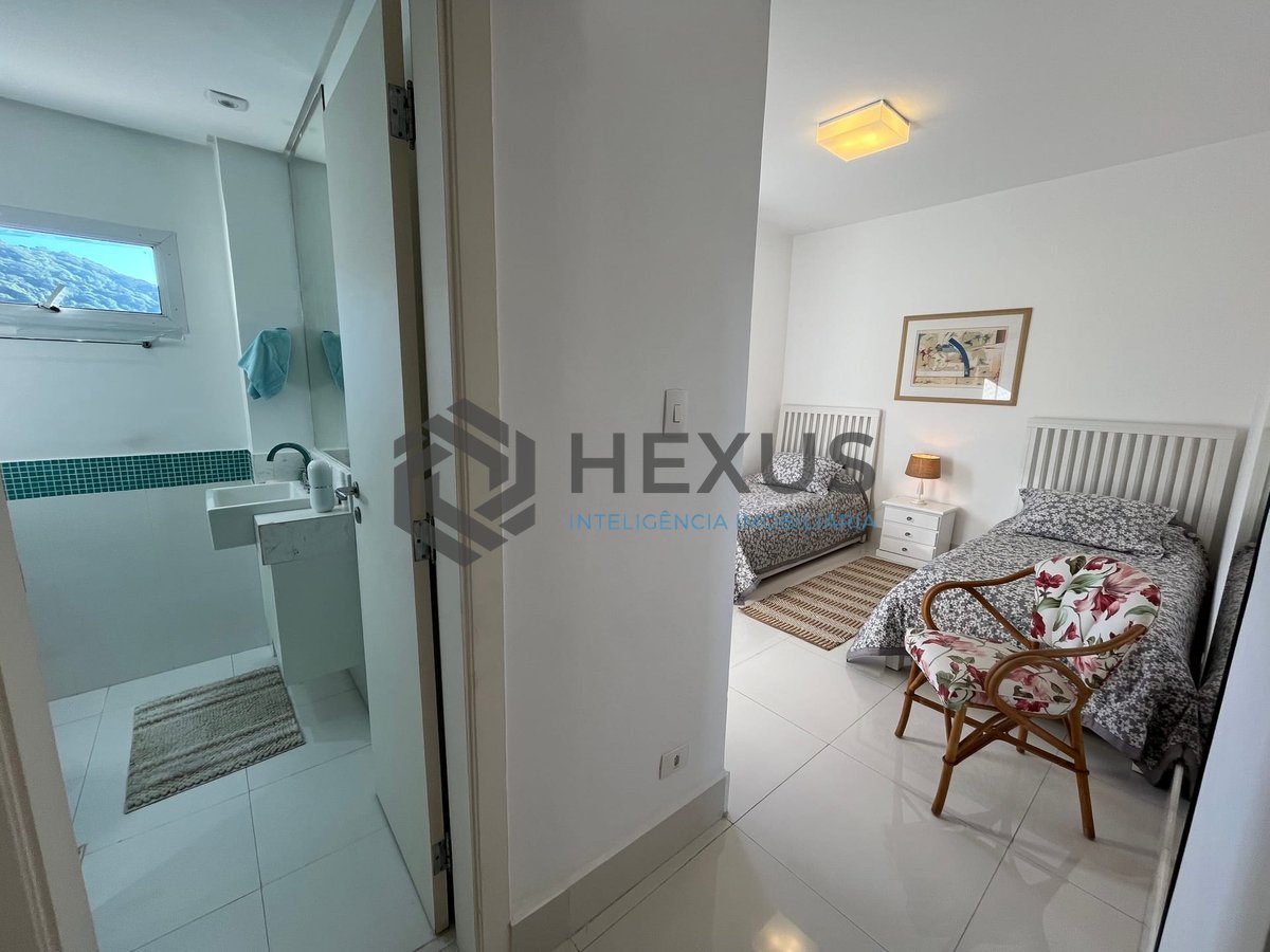 Foto 31 de Apartamento frente mar reformado com varanda na Praia das Pitangueiras, Guaruja