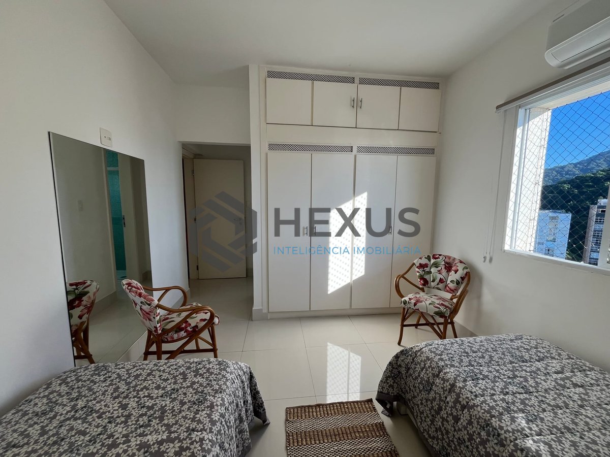 Foto 33 de Apartamento frente mar reformado com varanda na Praia das Pitangueiras, Guaruja