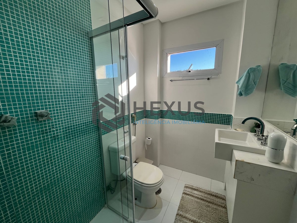 Foto 35 de Apartamento frente mar reformado com varanda na Praia das Pitangueiras, Guaruja