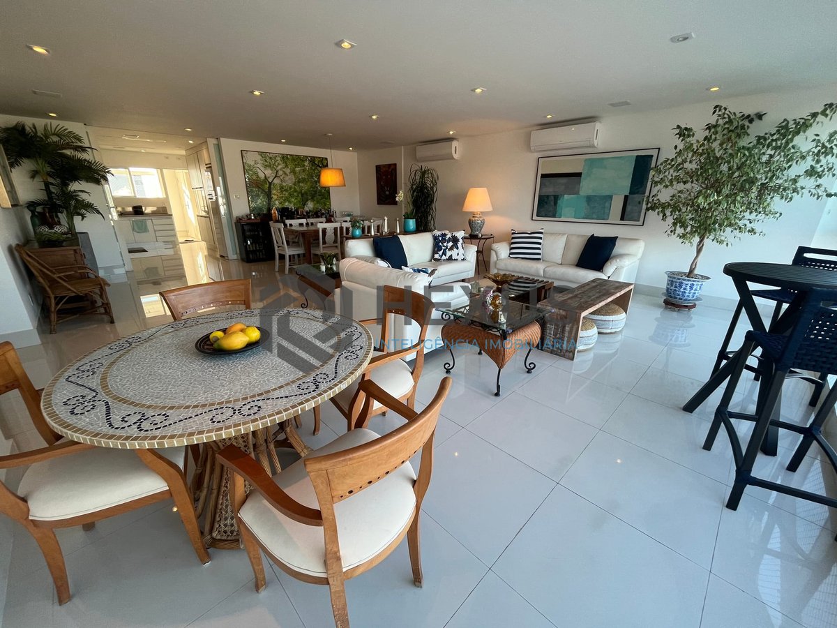 Foto 6 de Apartamento frente mar reformado com varanda na Praia das Pitangueiras, Guaruja