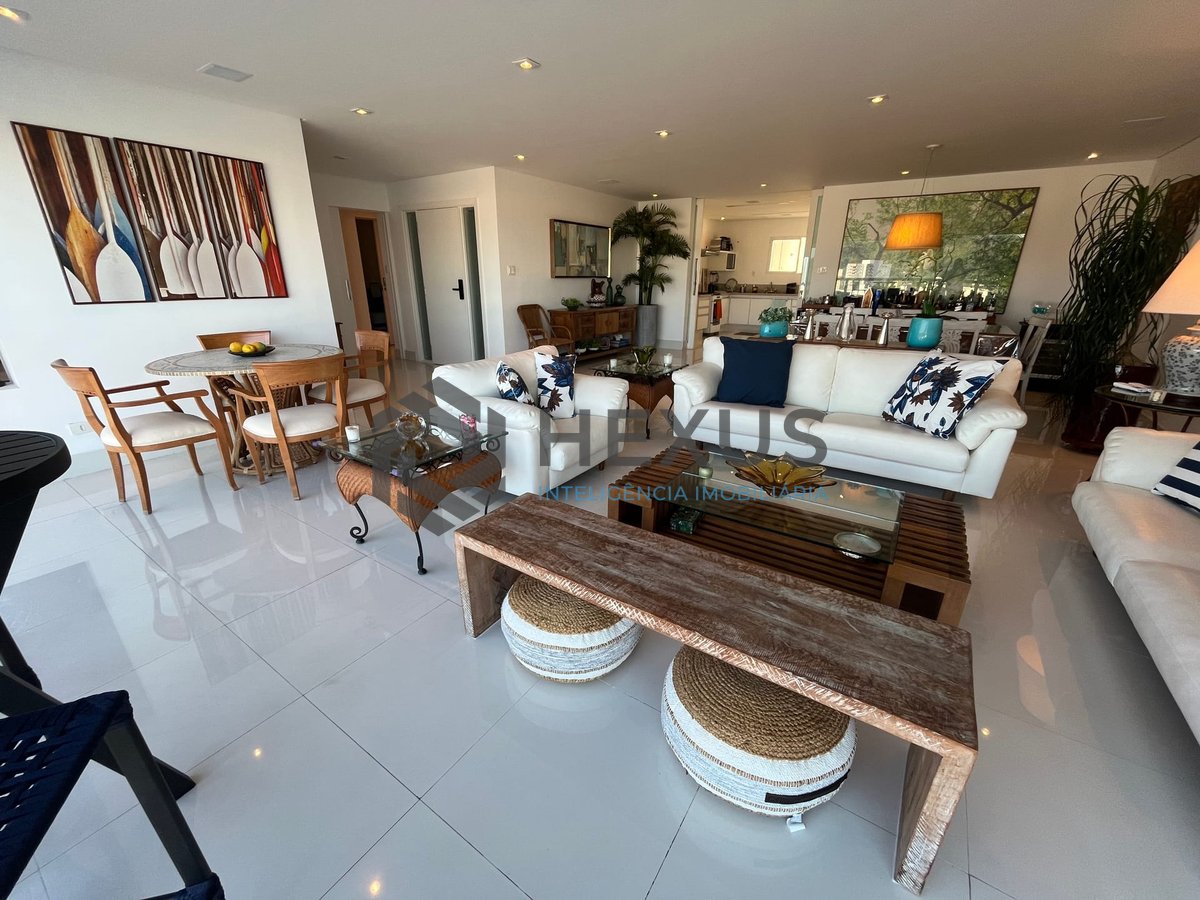 Foto 7 de Apartamento frente mar reformado com varanda na Praia das Pitangueiras, Guaruja