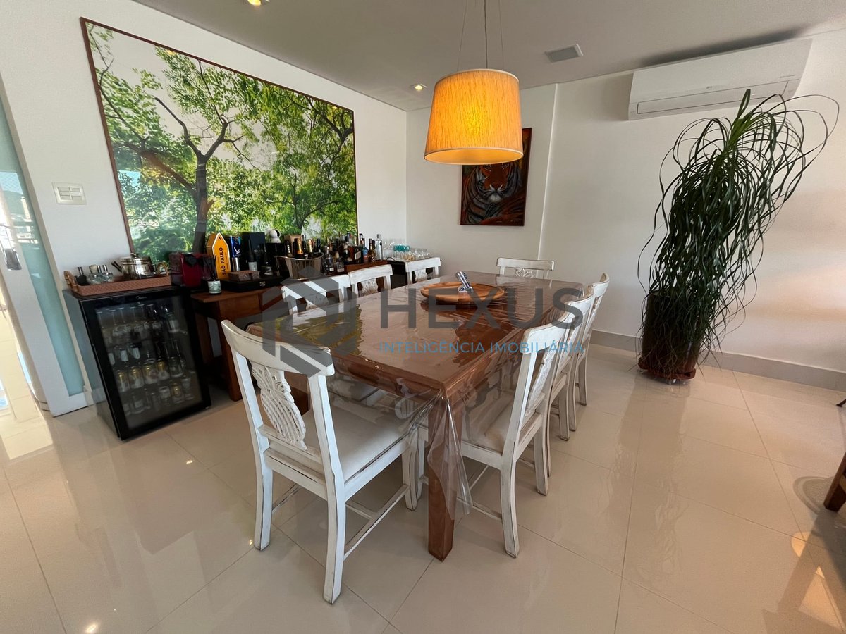 Foto 9 de Apartamento frente mar reformado com varanda na Praia das Pitangueiras, Guaruja