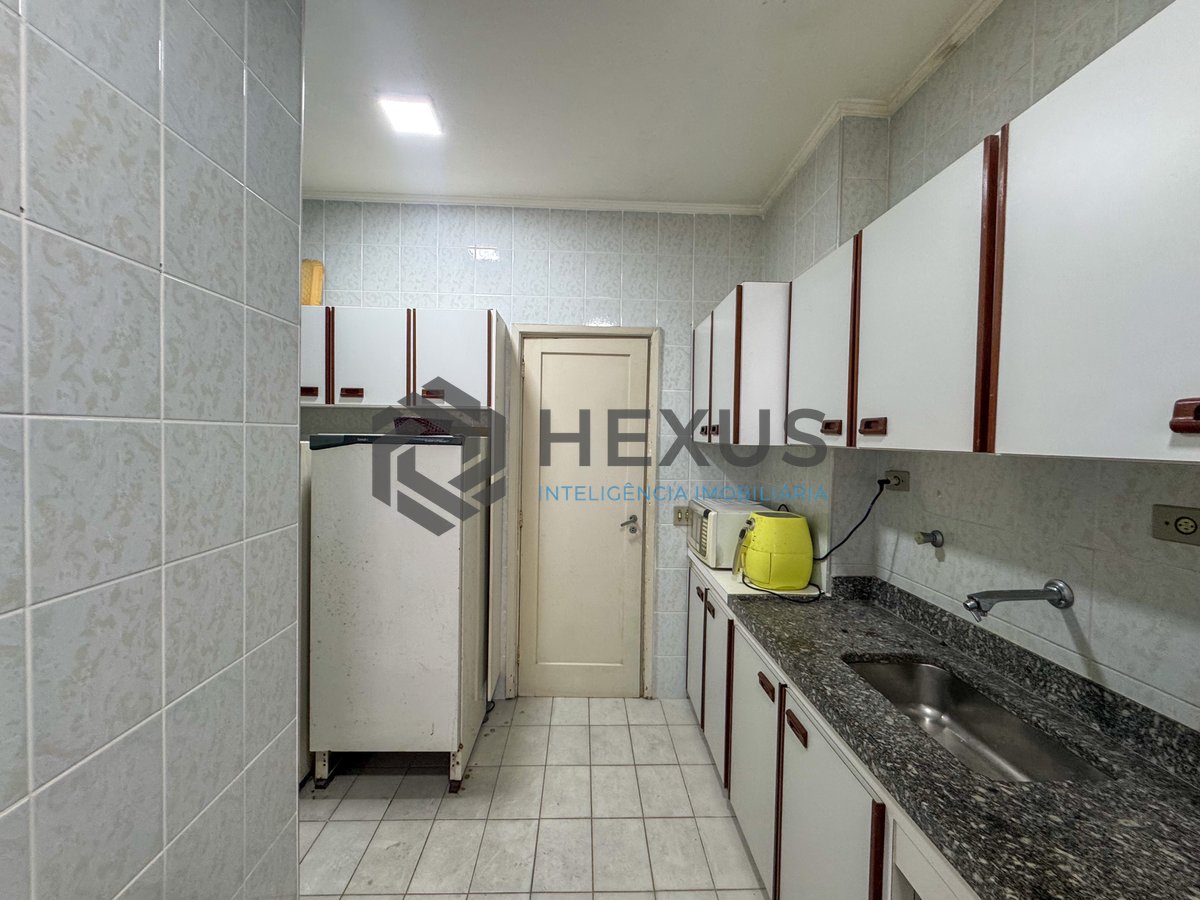 Foto 17 de Apartamento beira-mar com varanda na Praia das Pitangueiras, Guarujá