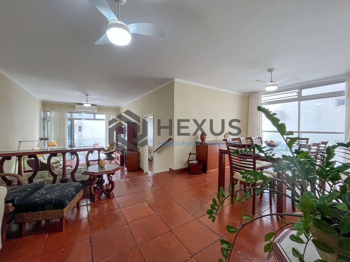Foto 2 de Apartamento com varanda e vista mar na quadra mar da Praia das Pitangueiras, Guaruja