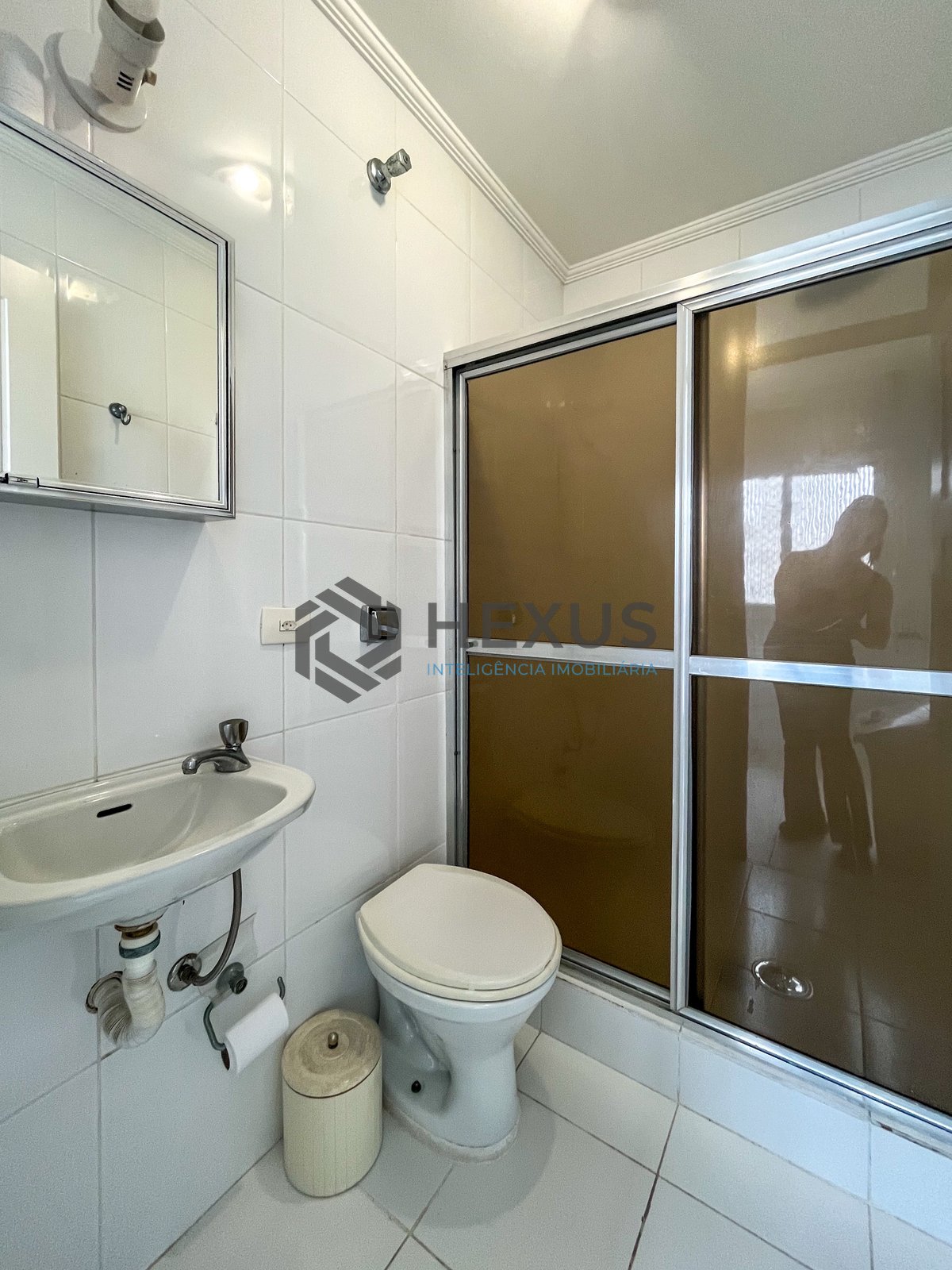 Foto 33 de Apartamento com varanda e vista mar na quadra mar da Praia das Pitangueiras, Guaruja