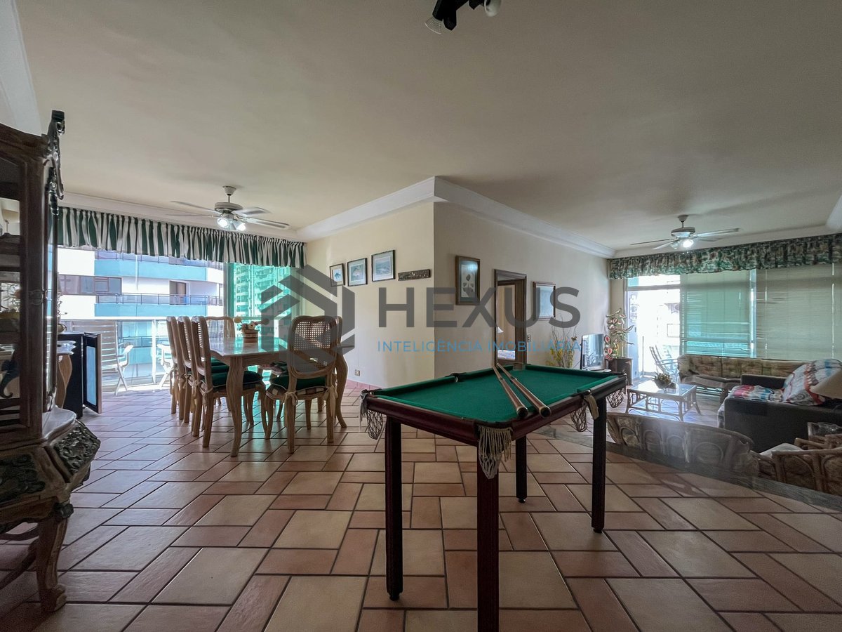 Foto 2 de Apartamento com varanda e vista mar na quadra-mar da Praia das Pitangueiras, Guaruja