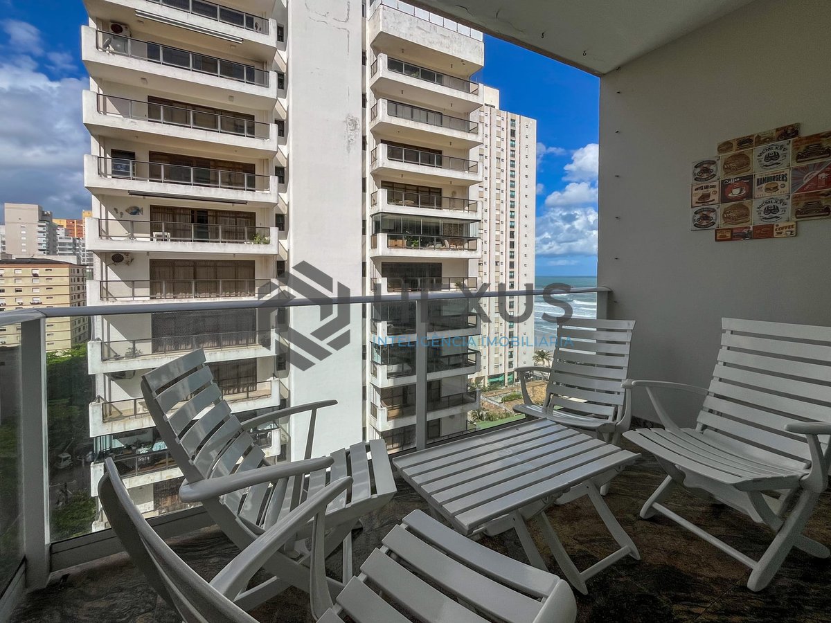 Foto 12 de Apartamento com varanda e vista mar na quadra-mar da Praia das Pitangueiras, Guaruja