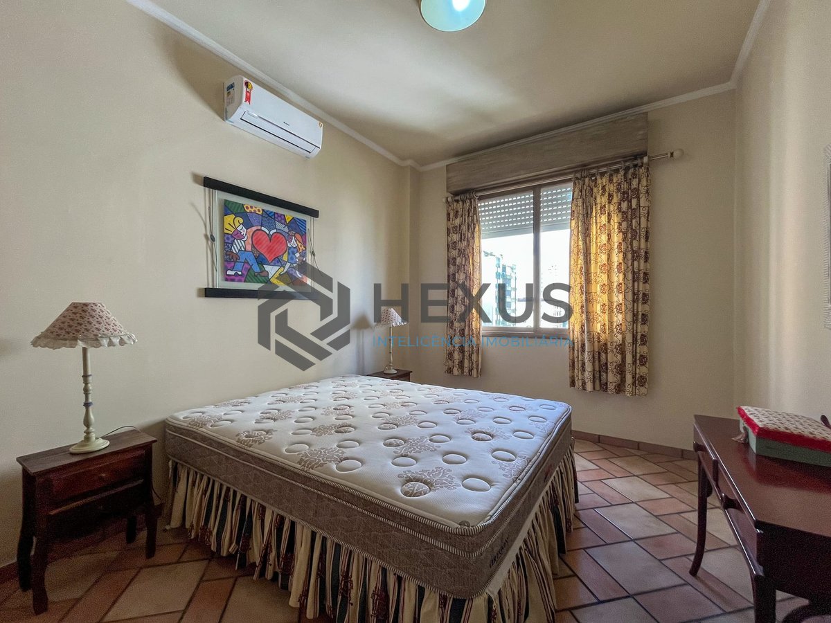 Foto 15 de Apartamento com varanda e vista mar na quadra-mar da Praia das Pitangueiras, Guaruja
