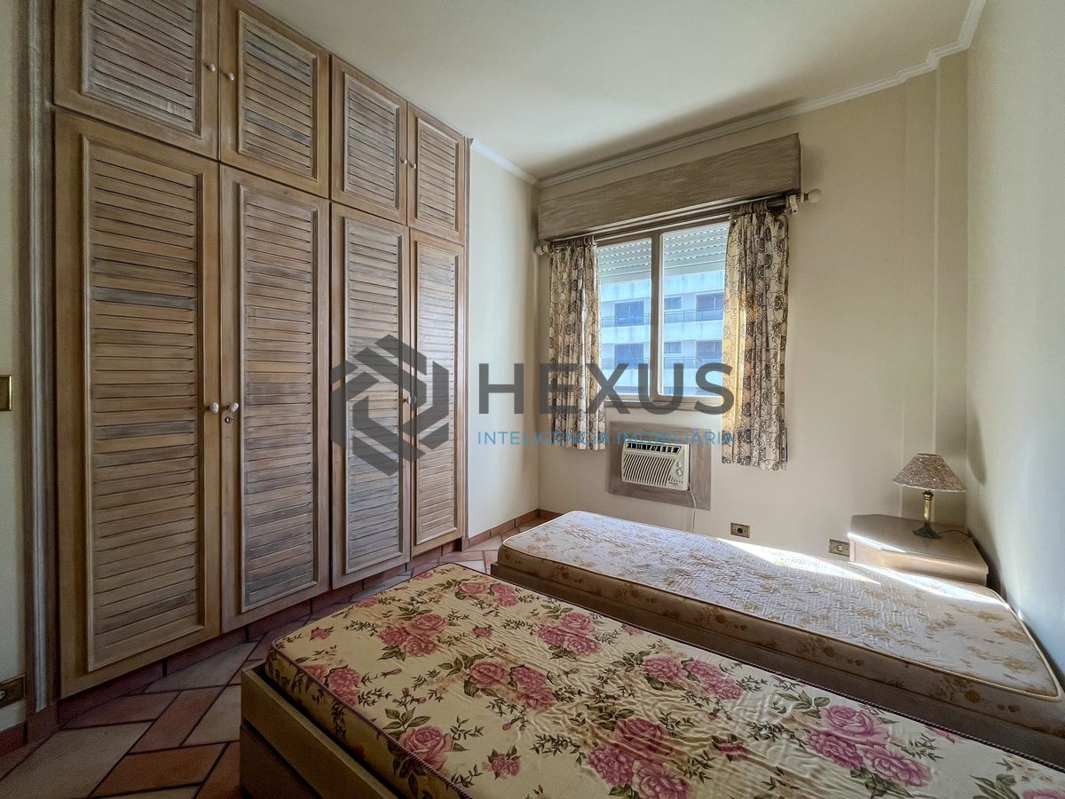 Foto 20 de Apartamento com varanda e vista mar na quadra-mar da Praia das Pitangueiras, Guaruja