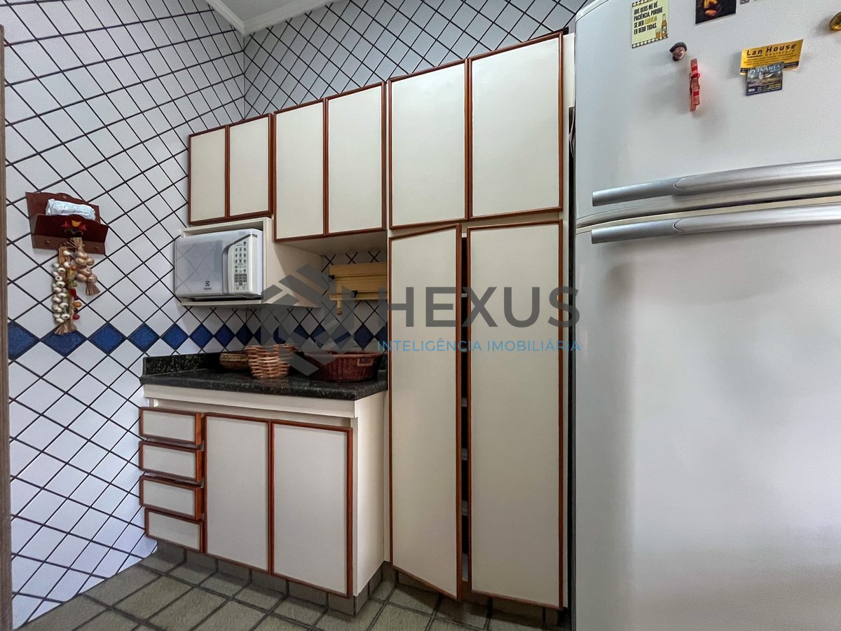 Foto 25 de Apartamento com varanda e vista mar na quadra-mar da Praia das Pitangueiras, Guaruja