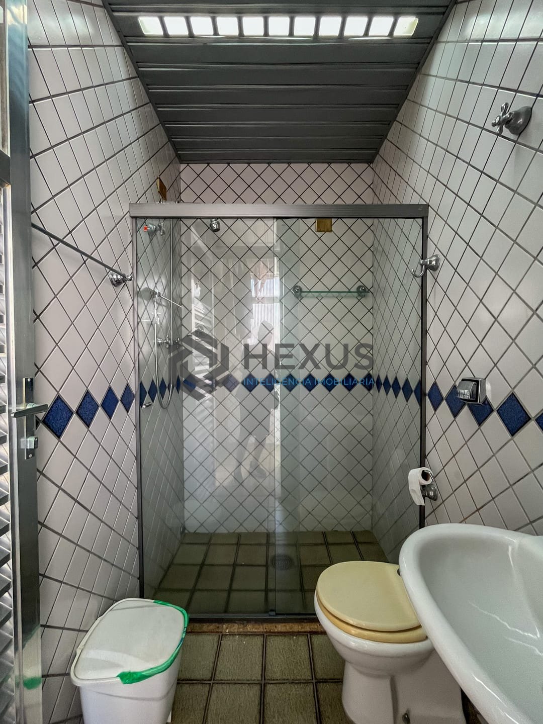 Foto 27 de Apartamento com varanda e vista mar na quadra-mar da Praia das Pitangueiras, Guaruja