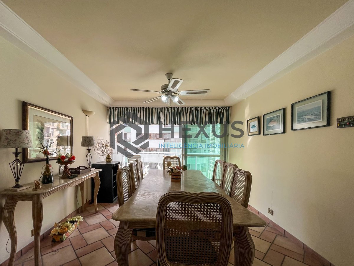 Foto 4 de Apartamento com varanda e vista mar na quadra-mar da Praia das Pitangueiras, Guaruja