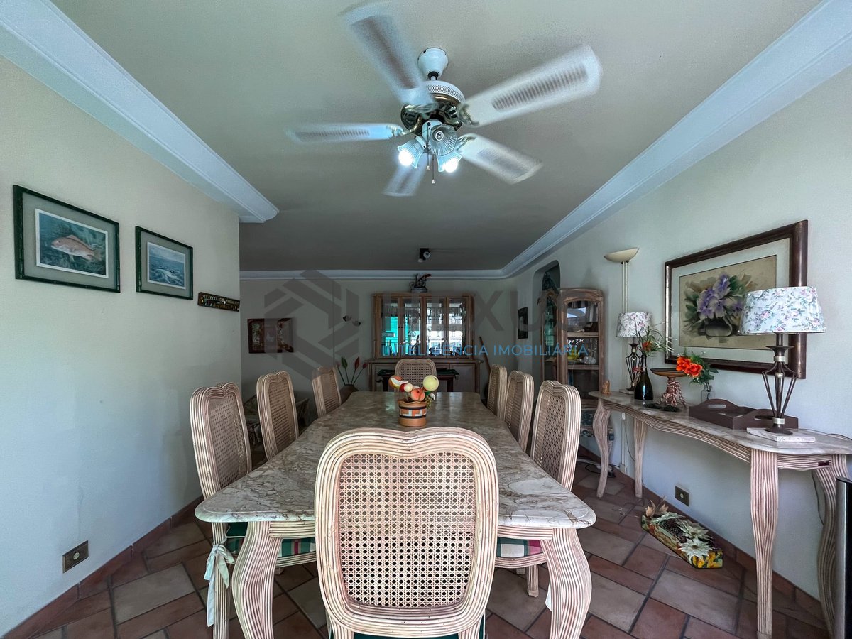 Foto 5 de Apartamento com varanda e vista mar na quadra-mar da Praia das Pitangueiras, Guaruja