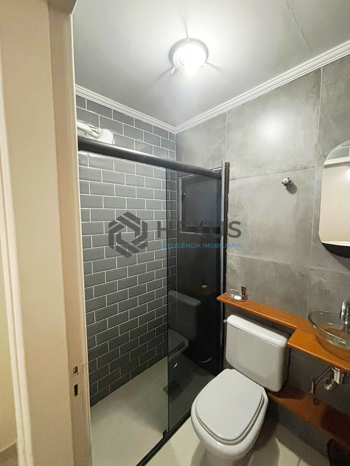 Foto 5 de Apartamento reformado com varanda na Praia das Asturias, Guaruja