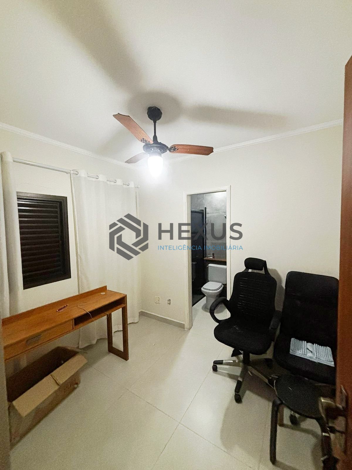Foto 10 de Apartamento reformado com varanda na Praia das Asturias, Guaruja