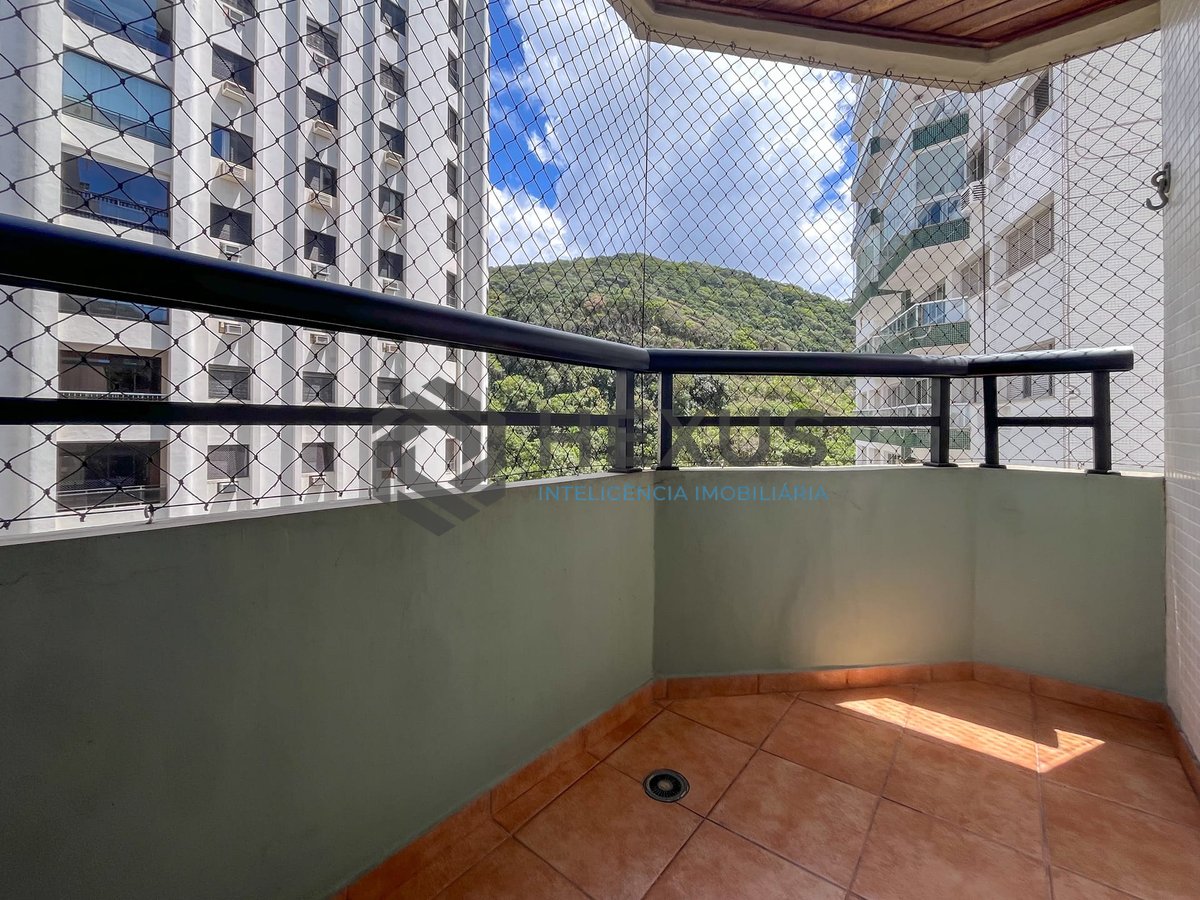 Foto 16 de Apartamento com varanda vista mar e lazer na quadra-mar da Praia das Pitangueiras, Guarujá