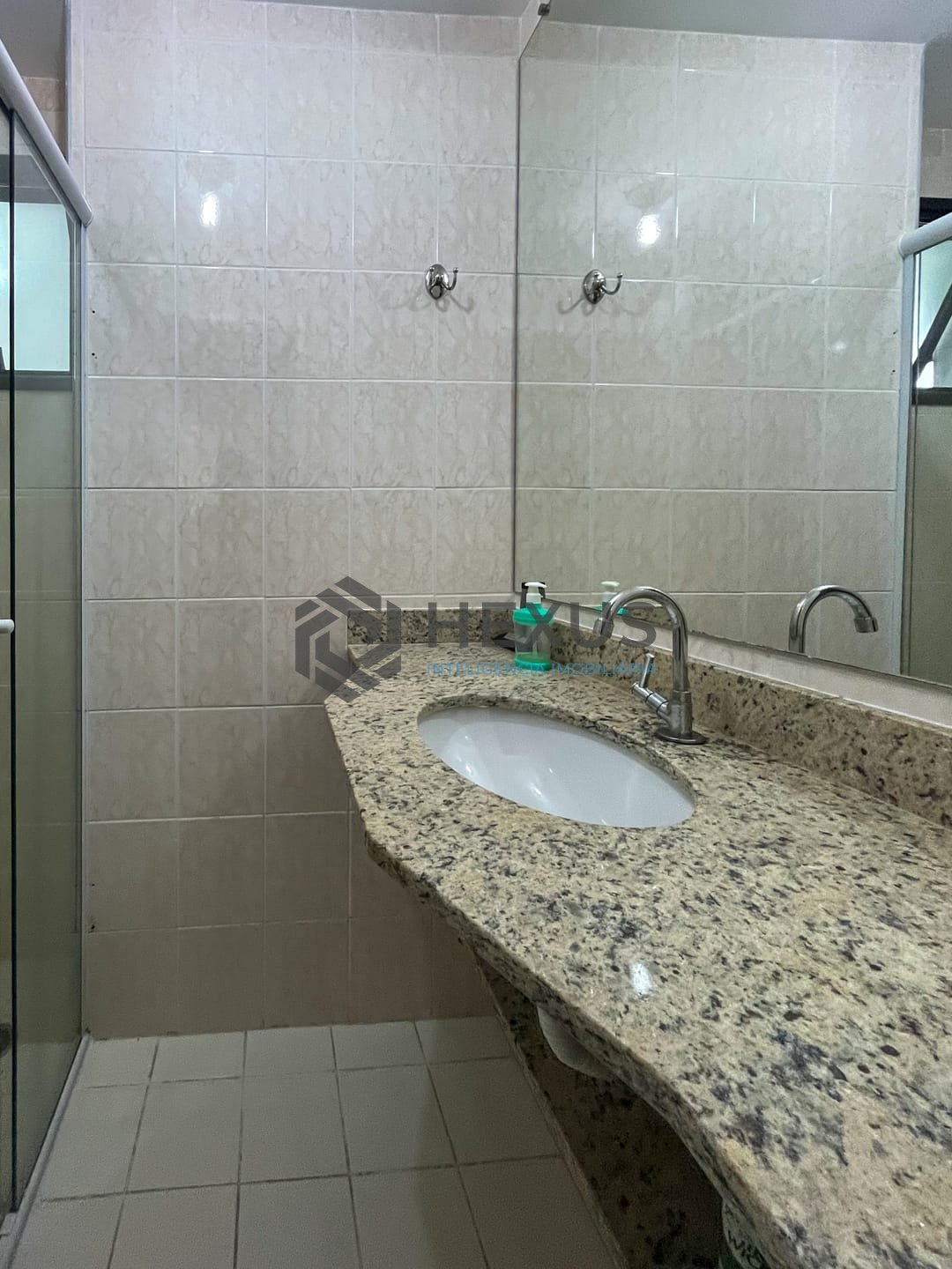Foto 12 de Apartamento com varanda e lazer na beira mar da Praia das Pitangueiras, Guaruja