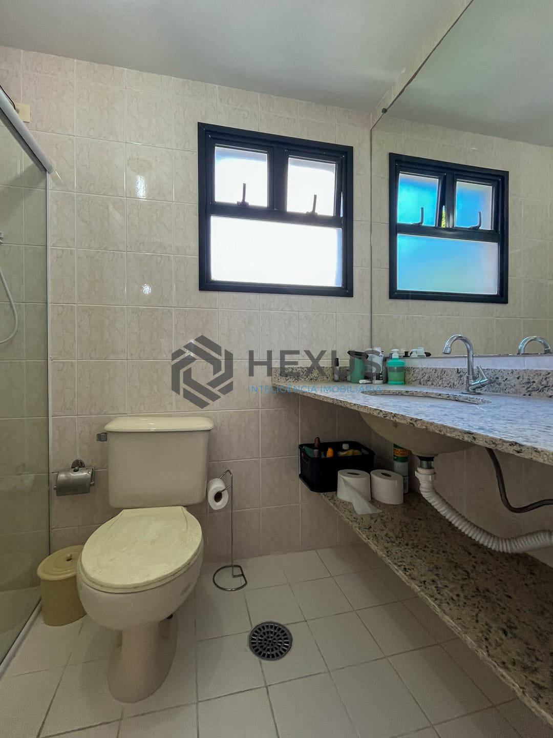 Foto 16 de Apartamento com varanda e lazer na beira mar da Praia das Pitangueiras, Guaruja
