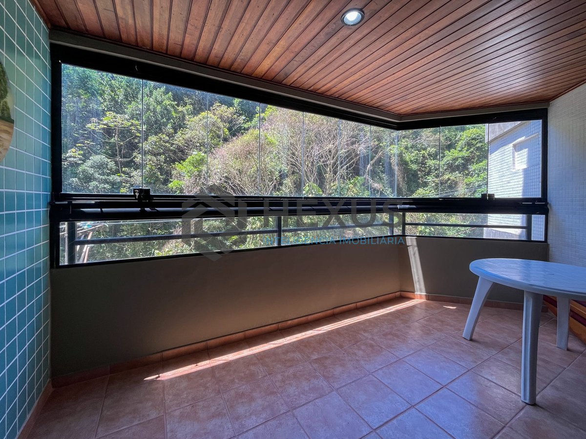 Foto 6 de Apartamento com varanda e lazer na beira mar da Praia das Pitangueiras, Guaruja