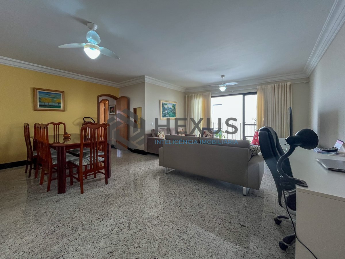 Foto 2 de Apartamento com varanda, vista mar e lazer a uma quadra da Praia das Pitangueiras, Guaruja