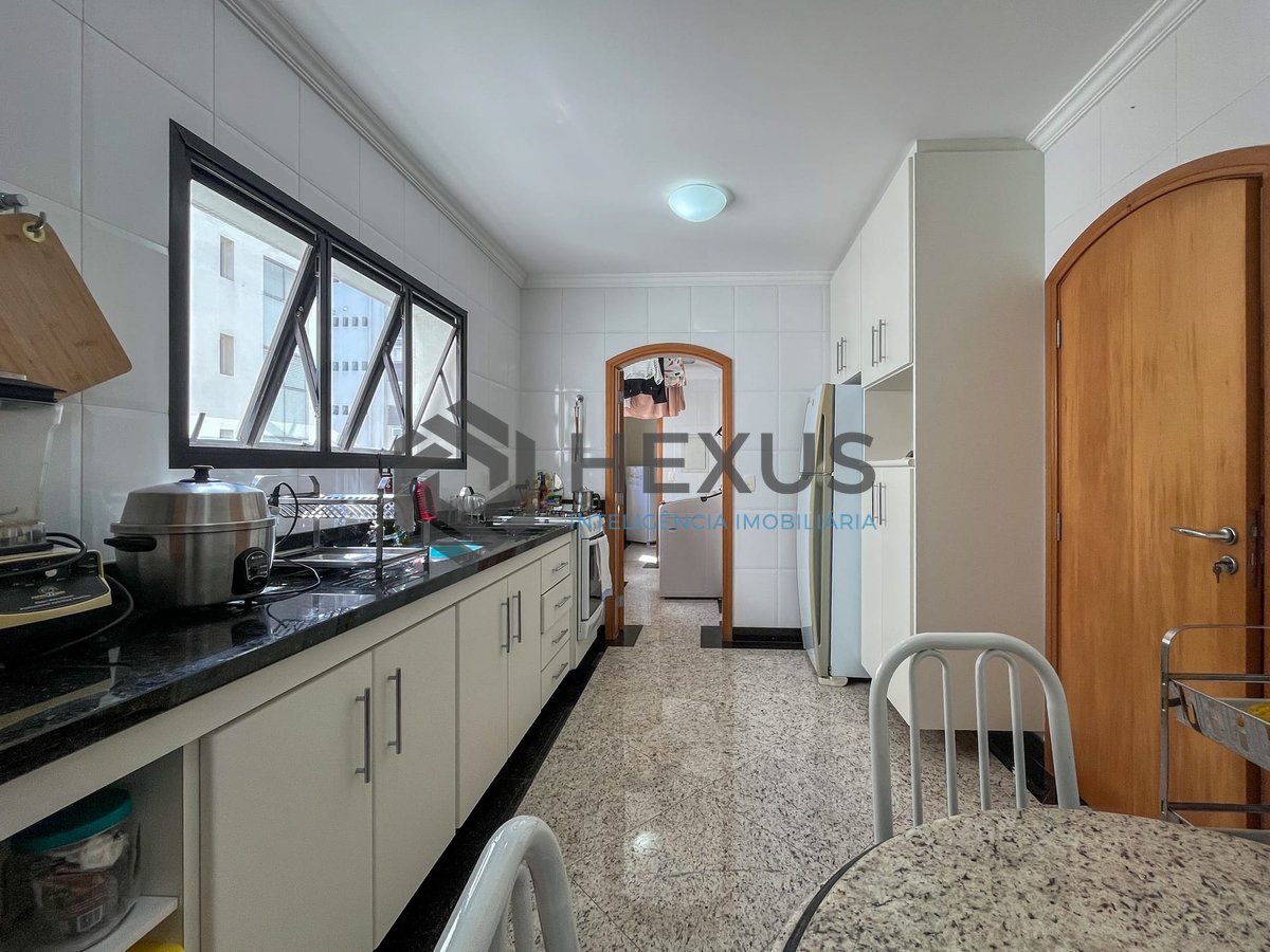 Foto 17 de Apartamento com varanda, vista mar e lazer a uma quadra da Praia das Pitangueiras, Guaruja