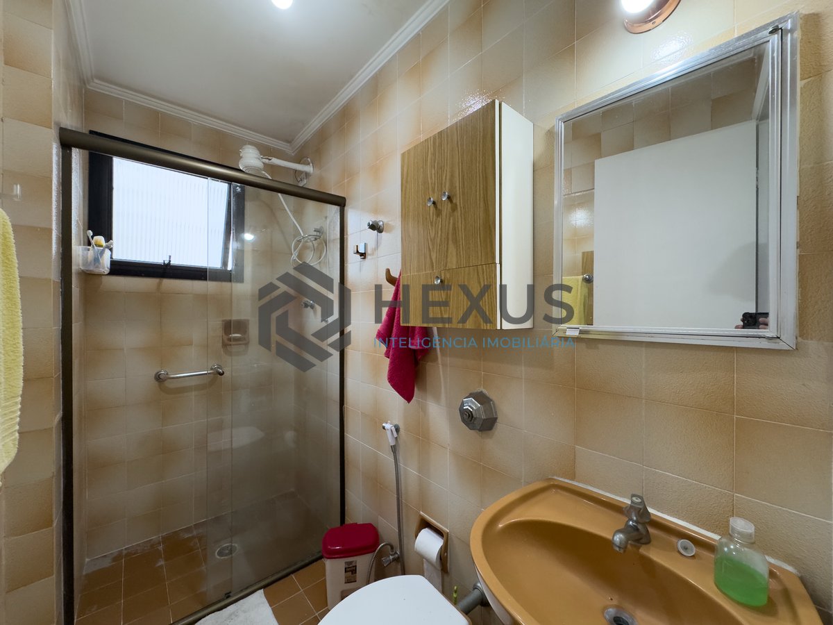 Foto 12 de Apartamento com varanda a uma quadra da Praia das Pitangueiras, Guaruja