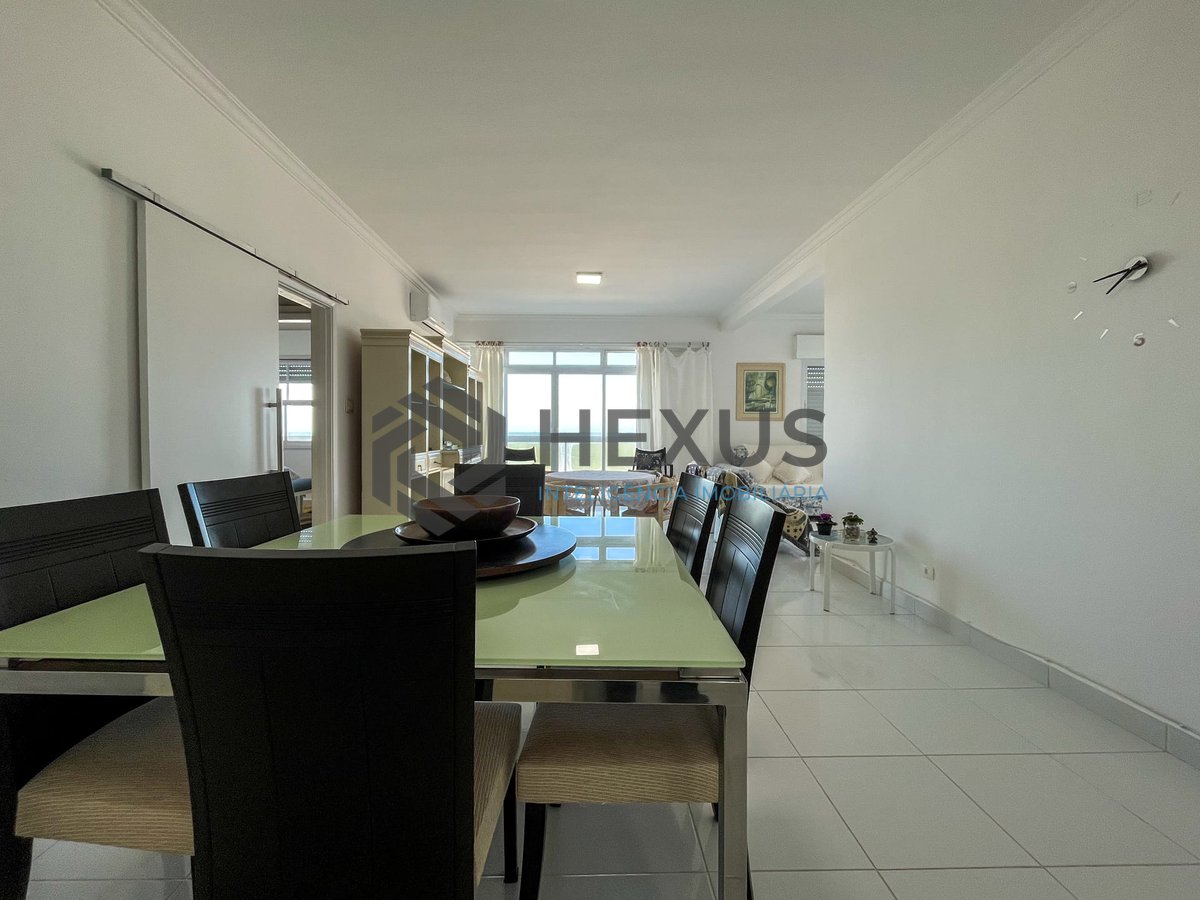 Foto 2 de Apartamento frente mar com varanda e vista mar na Praia das Pitangueiras, Guaruja