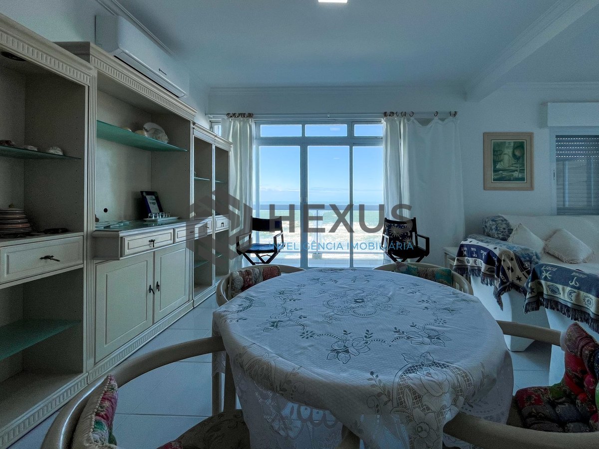 Foto 3 de Apartamento frente mar com varanda e vista mar na Praia das Pitangueiras, Guaruja