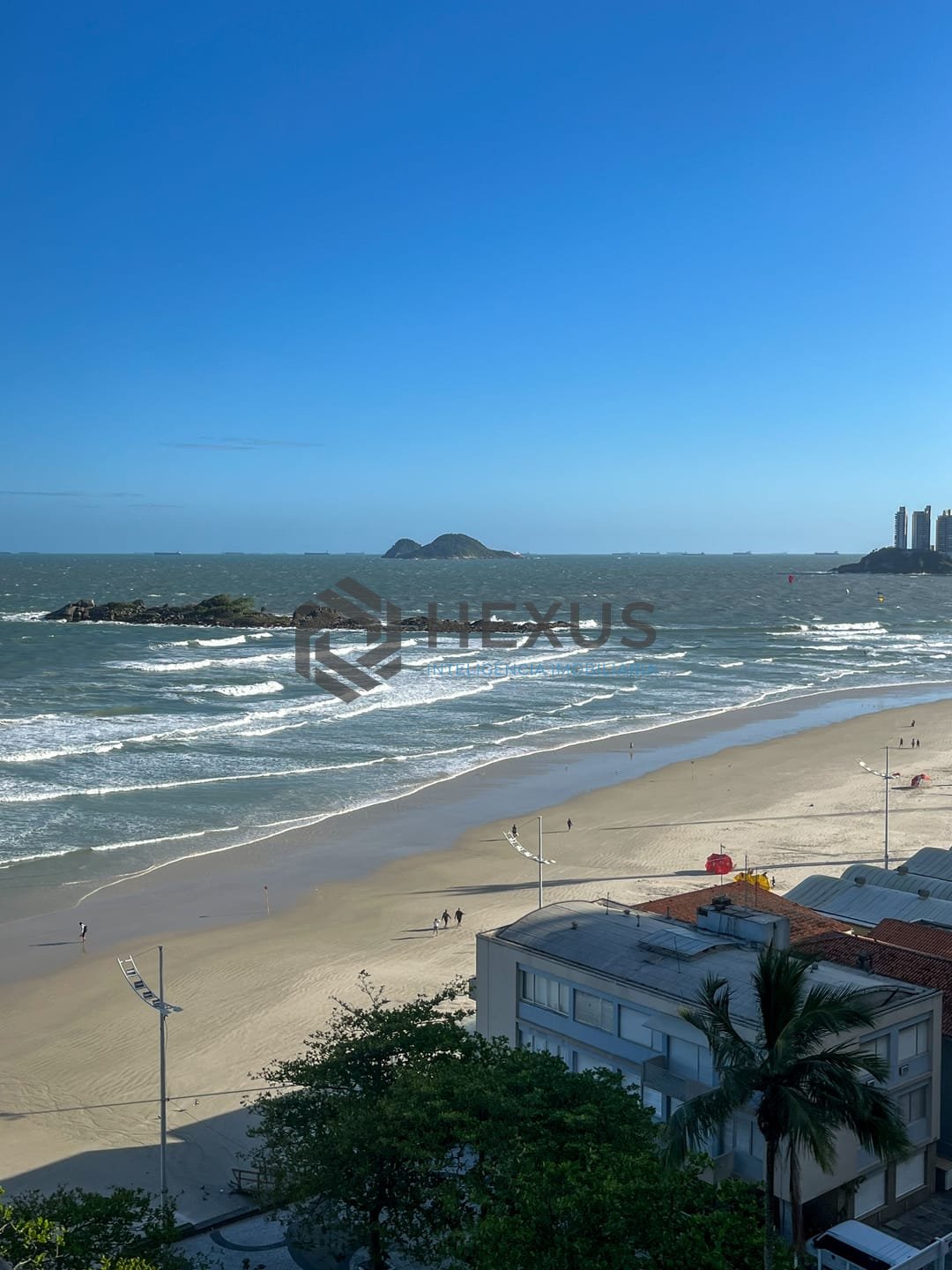 Foto 23 de Apartamento frente mar com varanda e vista mar na Praia das Pitangueiras, Guaruja