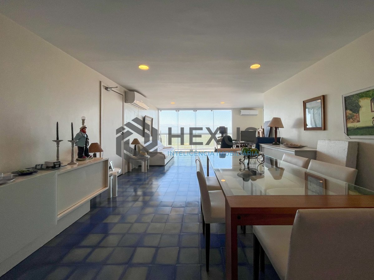 Foto 5 de Apartamento frente mar com varanda vista mar na Praia das Pitangueiras, Guaruja