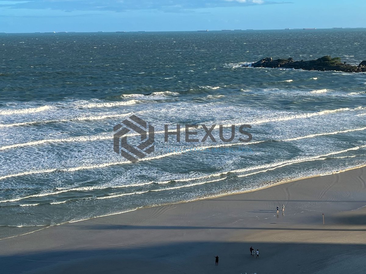 Foto 2 de Apartamento frente mar com varanda e vista mar na Praia das Pitangueiras, Guaruja