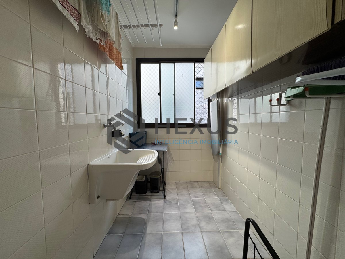 Foto 22 de Apartamento reformado e mobiliado com varanda a venda na praia das Asturias, Guaruja