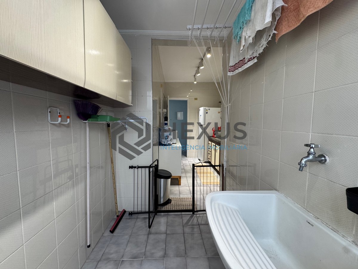Foto 23 de Apartamento reformado e mobiliado com varanda a venda na praia das Asturias, Guaruja