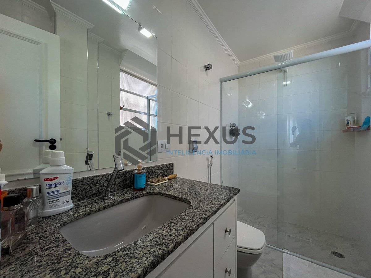 Foto 18 de Apartamento frente mar reformado com varanda vista mar na Praia das Pitangueiras, Guaruja
