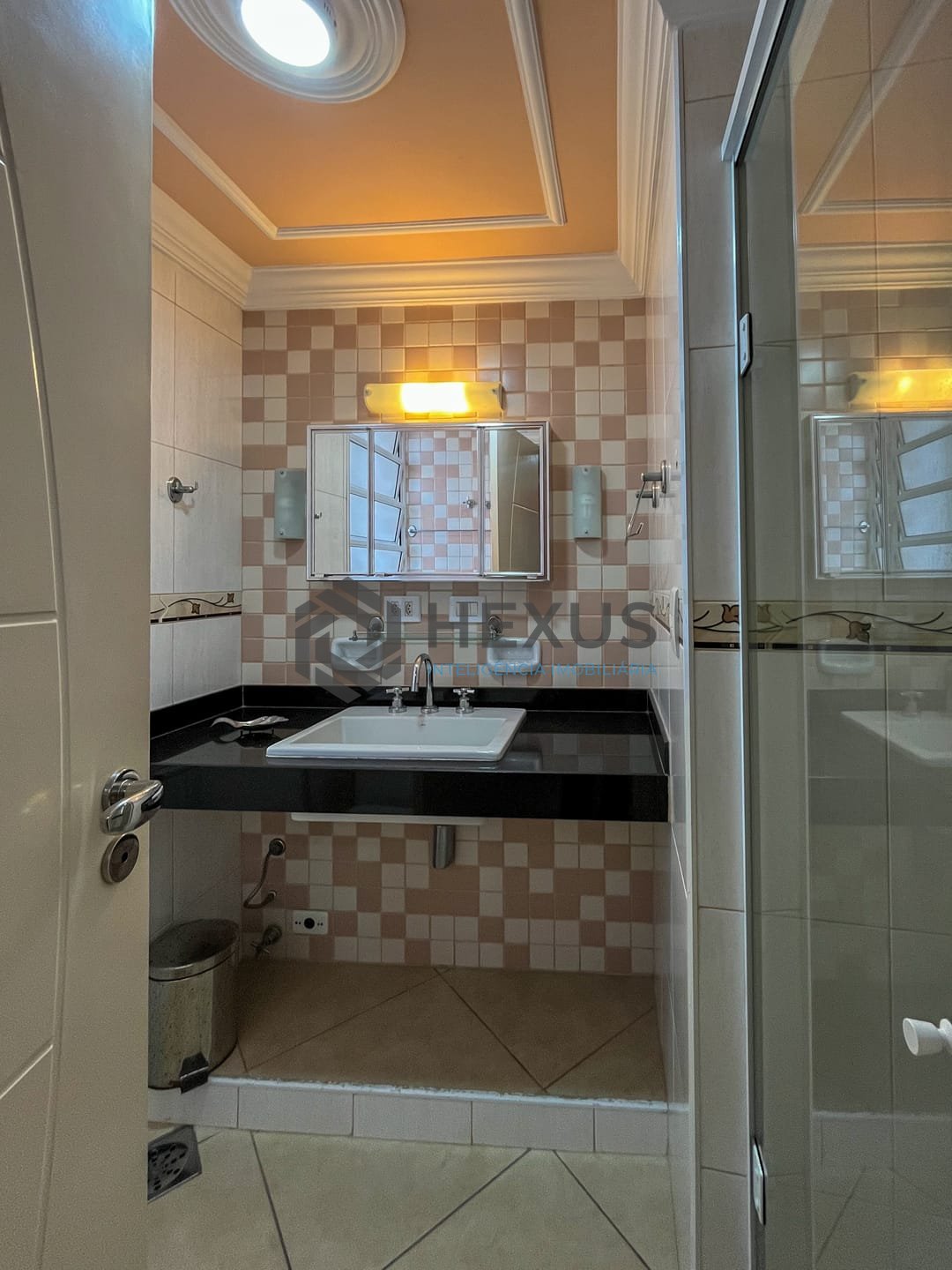Foto 20 de Apartamento frente mar com varanda e vista mar na Praia das Pitangueiras, Guaruja